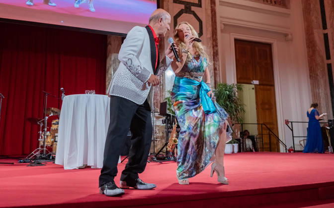 20260418 19. DAC Dancer against Cancer Ball WIEN, OESTERREICH - 18. APRIL: Musiker, Entertainer und Host des Abends Andy Lee Lang und Pop-Seangerin, Starmania 2003 Teilnehmerin Anita Steizl alias Niddl waehrend des Showprogramms anlaesslich des 19. DaC Dancer against Cancer Galaballs in der Wiener Hofburg am 18. April 2026 in Wien, Oesterreich. 260418_SEPA_17_043 Copyright: xIsabellexOuvrardx SEPAxMedia