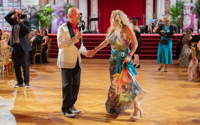 20260418 19. DAC Dancer against Cancer Ball WIEN, OESTERREICH - 18. APRIL: Musiker, Entertainer und Host des Abends Andy Lee Lang und Pop-Seangerin, Starmania 2003 Teilnehmerin Anita Steizl alias Niddl waehrend des Showprogramms anlaesslich des 19. DaC Dancer against Cancer Galaballs in der Wiener Hofburg am 18. April 2026 in Wien, Oesterreich. 260418_SEPA_17_045 Copyright: xIsabellexOuvrardx SEPAxMedia