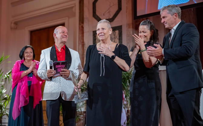 20260418 19. DAC Dancer against Cancer Ball WIEN, OESTERREICH - 18. APRIL: Geschaeftsfuehrerin der oesterreichischen Krebshilfe und Projektleiterin der -Pink Ribbon- Aktion Doris Kiefhaber, Musiker, Entertainer und Host des Abends Andy Lee Lang, Fachaerztin, ehemalige Gesundheits- und Familienministerin, MAYAID Preistraegin 2026 und Testimonial des Kalenders Andrea Kdolsky, Martial-Arts-Ikone Bruce Lees Tochter, Schauspielerin, Bruce Lee Family Companies CEO, Vorsitzende des Verwaltungsrates der Bruce Lee Foundation und Stargast des Balls Shannon Lee und Fotograf Manfred Baumann waehrend der Preisverleihung des MyAid Awards 2026 anlaesslich des 19. DaC Dancer against Cancer Galaballs in der Wiener Hofburg am 18. April 2026 in Wien, Oesterr Copyright: xIsabellexOuvrardx SEPAxMedia