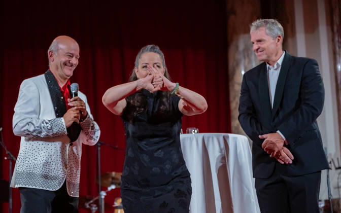 20260418 19. DAC Dancer against Cancer Ball WIEN, OESTERREICH - 18. APRIL: Musiker, Entertainer und Host des Abends Andy Lee Lang, Martial-Arts-Ikone Bruce Lees Tochter, Schauspielerin, Bruce Lee Family Companies CEO, Vorsitzende des Verwaltungsrates der Bruce Lee Foundation und Stargast des Balls Shannon Lee und Fotograf Manfred Baumann waehrend der Verleihung des MAYAID 2026 Awards anlaesslich des 19. DaC Dancer against Cancer Galaballs in der Wiener Hofburg am 18. April 2026 in Wien, Oesterreich. 260418_SEPA_17_105 Copyright: xIsabellexOuvrardx SEPAxMedia