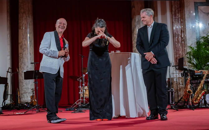 20260418 19. DAC Dancer against Cancer Ball WIEN, OESTERREICH - 18. APRIL: Musiker, Entertainer und Host des Abends Andy Lee Lang, Martial-Arts-Ikone Bruce Lees Tochter, Schauspielerin, Bruce Lee Family Companies CEO, Vorsitzende des Verwaltungsrates der Bruce Lee Foundation und Stargast des Balls Shannon Lee und Fotograf Manfred Baumann waehrend der Verleihung des MAYAID 2026 Awards anlaesslich des 19. DaC Dancer against Cancer Galaballs in der Wiener Hofburg am 18. April 2026 in Wien, Oesterreich. 260418_SEPA_17_108 Copyright: xIsabellexOuvrardx SEPAxMedia