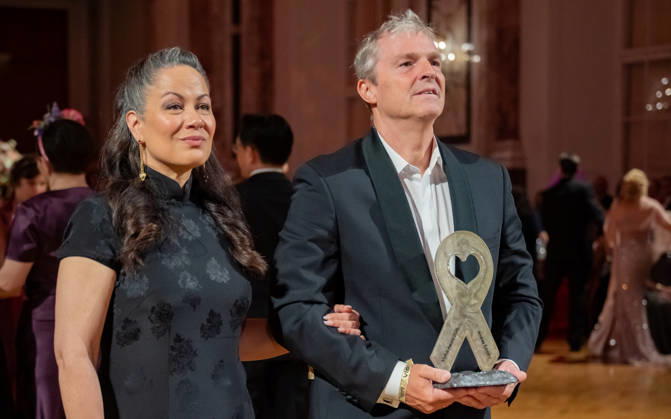 20260418 19. DAC Dancer against Cancer Ball WIEN, OESTERREICH - 18. APRIL: Martial-Arts-Ikone Bruce Lees Tochter, Schauspielerin, Bruce Lee Family Companies CEO, Vorsitzende des Verwaltungsrates der Bruce Lee Foundation und Stargast des Balls Shannon Lee und Fotograf Manfred Baumann mit dem MyAid Award 2026 waehrend des 19. DaC Dancer against Cancer Galaballs in der Wiener Hofburg am 18. April 2026 in Wien, Oesterreich. 260418_SEPA_17_084 Copyright: xIsabellexOuvrardx SEPAxMedia