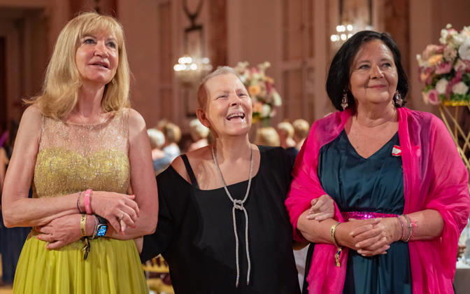 20260418 19. DAC Dancer against Cancer Ball WIEN, OESTERREICH - 18. APRIL: Fachaerztin fuer Frauenheilkunde und Geburtshilfe und Vorstandspraesidentin der Krebshilfe Wien Ursula Denison , Fachaerztin, ehemalige Gesundheits- und Familienministerin, MAYAID Preistraegin 2026 und Testimonial des Kalenders Andrea Kdolsky und Geschaeftsfuehrerin der oesterreichischen Krebshilfe und Projektleiterin der -Pink Ribbon- Aktion Doris Kiefhaber waehrend der Verleihung des MAYAID 2026 Awards anlaesslich des 19. DaC Dancer against Cancer Galaballs in der Wiener Hofburg am 18. April 2026 in Wien, Oesterreich. 260418_SEPA_17_086 Copyright: xIsabellexOuvrardx SEPAxMedia