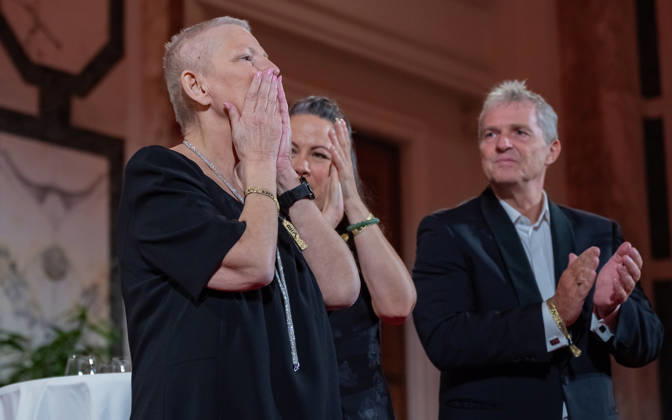 20260418 19. DAC Dancer against Cancer Ball WIEN, OESTERREICH - 18. APRIL: Fachaerztin, ehemalige Gesundheits- und Familienministerin, MAYAID Preistraegin 2026 und Testimonial des Kalenders Andrea Kdolsky, Martial-Arts-Ikone Bruce Lees Tochter, Schauspielerin, Bruce Lee Family Companies CEO, Vorsitzende des Verwaltungsrates der Bruce Lee Foundation und Stargast des Balls Shannon Lee und Fotograf Manfred Baumann waehrend der Preisverleihung des MyAid Awards 2026 anlaesslich des 19. DaC Dancer against Cancer Galaballs in der Wiener Hofburg am 18. April 2026 in Wien, Oesterreich. 260418_SEPA_17_101 Copyright: xIsabellexOuvrardx SEPAxMedia