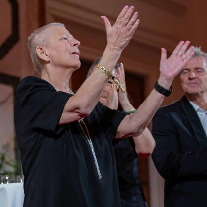 20260418 19. DAC Dancer against Cancer Ball WIEN, OESTERREICH - 18. APRIL: Fachaerztin, ehemalige Gesundheits- und Familienministerin, MAYAID Preistraegin 2026 und Testimonial des Kalenders Andrea Kdolsky, Martial-Arts-Ikone Bruce Lees Tochter, Schauspielerin, Bruce Lee Family Companies CEO, Vorsitzende des Verwaltungsrates der Bruce Lee Foundation und Stargast des Balls Shannon Lee und Fotograf Manfred Baumann waehrend der Preisverleihung des MyAid Awards 2026 anlaesslich des 19. DaC Dancer against Cancer Galaballs in der Wiener Hofburg am 18. April 2026 in Wien, Oesterreich. 260418_SEPA_17_102 Copyright: xIsabellexOuvrardx SEPAxMedia