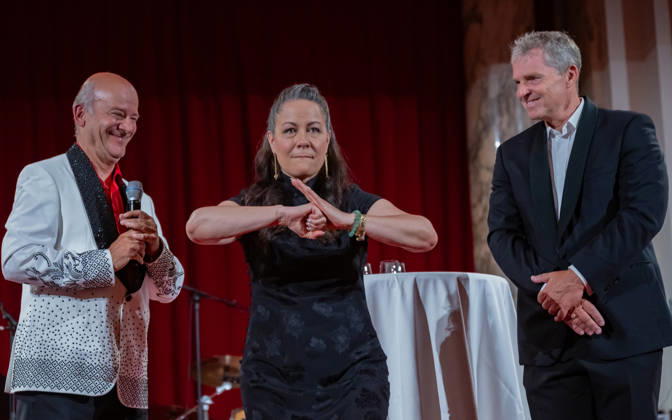 20260418 19. DAC Dancer against Cancer Ball WIEN, OESTERREICH - 18. APRIL: Musiker, Entertainer und Host des Abends Andy Lee Lang, Martial-Arts-Ikone Bruce Lees Tochter, Schauspielerin, Bruce Lee Family Companies CEO, Vorsitzende des Verwaltungsrates der Bruce Lee Foundation und Stargast des Balls Shannon Lee und Fotograf Manfred Baumann waehrend der Verleihung des MAYAID 2026 Awards anlaesslich des 19. DaC Dancer against Cancer Galaballs in der Wiener Hofburg am 18. April 2026 in Wien, Oesterreich. 260418_SEPA_17_106 Copyright: xIsabellexOuvrardx SEPAxMedia