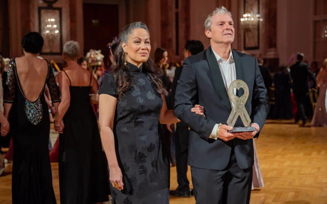20260418 19. DAC Dancer against Cancer Ball WIEN, OESTERREICH - 18. APRIL: Martial-Arts-Ikone Bruce Lees Tochter, Schauspielerin, Bruce Lee Family Companies CEO, Vorsitzende des Verwaltungsrates der Bruce Lee Foundation und Stargast des Balls Shannon Lee und Fotograf Manfred Baumann mit dem MyAid Award 2026 waehrend des 19. DaC Dancer against Cancer Galaballs in der Wiener Hofburg am 18. April 2026 in Wien, Oesterreich. 260418_SEPA_17_083 Copyright: xIsabellexOuvrardx SEPAxMedia
