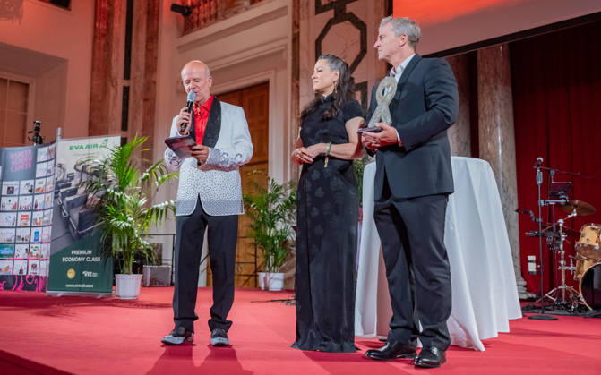 20260418 19. DAC Dancer against Cancer Ball WIEN, OESTERREICH - 18. APRIL: Musiker, Entertainer und Host des Abends Andy Lee Lang, Martial-Arts-Ikone Bruce Lees Tochter, Schauspielerin, Bruce Lee Family Companies CEO, Vorsitzende des Verwaltungsrates der Bruce Lee Foundation und Stargast des Balls Shannon Lee und Fotograf Manfred Baumann waehrend der Verleihung des MAYAID 2026 Awards anlaesslich des 19. DaC Dancer against Cancer Galaballs in der Wiener Hofburg am 18. April 2026 in Wien, Oesterreich. 260418_SEPA_17_089 Copyright: xIsabellexOuvrardx SEPAxMedia