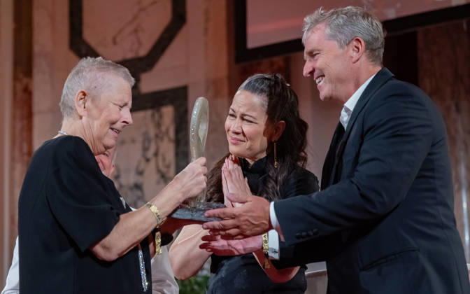 20260418 19. DAC Dancer against Cancer Ball WIEN, OESTERREICH - 18. APRIL: Preistraegerin des MyAid Awards 2026 Fachaerztin, ehemalige Gesundheits- und Familienministerin und Testimonial des Kalenders Andrea Kdolsky erhaelt den Preis von Martial-Arts-Ikone Bruce Lees Tochter, Schauspielerin, Bruce Lee Family Companies CEO, Vorsitzende des Verwaltungsrates der Bruce Lee Foundation und Stargast des Balls Shannon Lee und Fotograf Manfred Baumann waehrend des 19. DaC Dancer against Cancer Galaballs in der Wiener Hofburg am 18. April 2026 in Wien, Oesterreich. 260418_SEPA_17_092 Copyright: xIsabellexOuvrardx SEPAxMedia