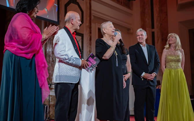20260418 19. DAC Dancer against Cancer Ball WIEN, OESTERREICH - 18. APRIL: Geschaeftsfuehrerin der oesterreichischen Krebshilfe und Projektleiterin der -Pink Ribbon- Aktion Doris Kiefhaber, Musiker, Entertainer und Host des Abends Andy Lee Lang, Fachaerztin, ehemalige Gesundheits- und Familienministerin, MAYAID Preistraegin 2026 und Testimonial des Kalenders Andrea Kdolsky, Fotograf Manfred Baumann und Fachaerztin fuer Frauenheilkunde und Geburtshilfe und Vorstandspraesidentin der Krebshilfe Wien Ursula Denison waehrend der Preisverleihung des MyAid Awards 2026 anlaesslich des 19. DaC Dancer against Cancer Galaballs in der Wiener Hofburg am 18. April 2026 in Wien, Oesterreich. 260418_SEPA_17_099 Copyright: xIsabellexOuvrardx SEPAxMedia