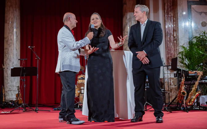 20260418 19. DAC Dancer against Cancer Ball WIEN, OESTERREICH - 18. APRIL: Musiker, Entertainer und Host des Abends Andy Lee Lang, Martial-Arts-Ikone Bruce Lees Tochter, Schauspielerin, Bruce Lee Family Companies CEO, Vorsitzende des Verwaltungsrates der Bruce Lee Foundation und Stargast des Balls Shannon Lee und Fotograf Manfred Baumann waehrend der Verleihung des MAYAID 2026 Awards anlaesslich des 19. DaC Dancer against Cancer Galaballs in der Wiener Hofburg am 18. April 2026 in Wien, Oesterreich. 260418_SEPA_17_103 Copyright: xIsabellexOuvrardx SEPAxMedia