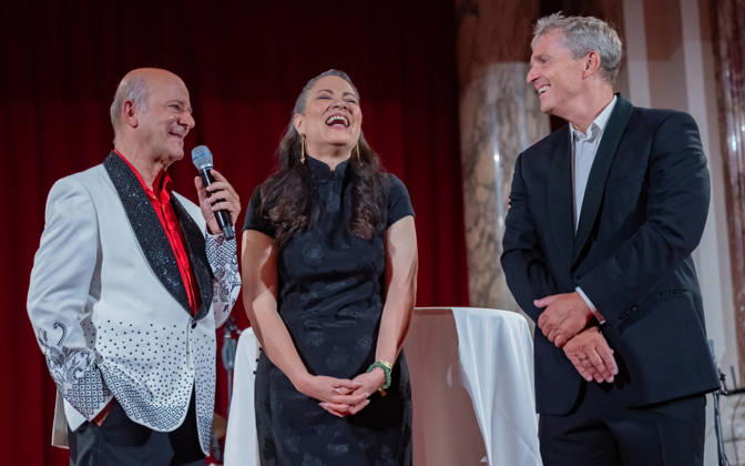 20260418 19. DAC Dancer against Cancer Ball WIEN, OESTERREICH - 18. APRIL: Musiker, Entertainer und Host des Abends Andy Lee Lang, Martial-Arts-Ikone Bruce Lees Tochter, Schauspielerin, Bruce Lee Family Companies CEO, Vorsitzende des Verwaltungsrates der Bruce Lee Foundation und Stargast des Balls Shannon Lee und Fotograf Manfred Baumann waehrend der Verleihung des MAYAID 2026 Awards anlaesslich des 19. DaC Dancer against Cancer Galaballs in der Wiener Hofburg am 18. April 2026 in Wien, Oesterreich. 260418_SEPA_17_110 Copyright: xIsabellexOuvrardx SEPAxMedia