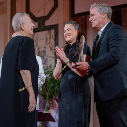 20260418 19. DAC Dancer against Cancer Ball WIEN, OESTERREICH - 18. APRIL: Preistraegerin des MyAid Awards 2026 Fachaerztin, ehemalige Gesundheits- und Familienministerin und Testimonial des Kalenders Andrea Kdolsky erhaelt den Preis von Martial-Arts-Ikone Bruce Lees Tochter, Schauspielerin, Bruce Lee Family Companies CEO, Vorsitzende des Verwaltungsrates der Bruce Lee Foundation und Stargast des Balls Shannon Lee und Fotograf Manfred Baumann waehrend des 19. DaC Dancer against Cancer Galaballs in der Wiener Hofburg am 18. April 2026 in Wien, Oesterreich. 260418_SEPA_17_090 Copyright: xIsabellexOuvrardx SEPAxMedia