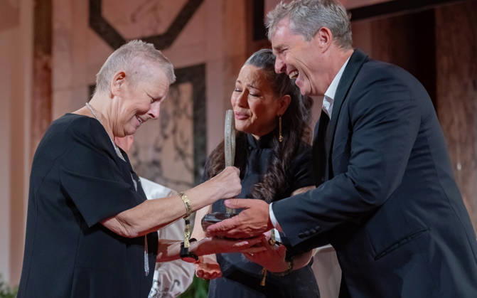 20260418 19. DAC Dancer against Cancer Ball WIEN, OESTERREICH - 18. APRIL: Preistraegerin des MyAid Awards 2026 Fachaerztin, ehemalige Gesundheits- und Familienministerin und Testimonial des Kalenders Andrea Kdolsky erhaelt den Preis von Martial-Arts-Ikone Bruce Lees Tochter, Schauspielerin, Bruce Lee Family Companies CEO, Vorsitzende des Verwaltungsrates der Bruce Lee Foundation und Stargast des Balls Shannon Lee und Fotograf Manfred Baumann waehrend des 19. DaC Dancer against Cancer Galaballs in der Wiener Hofburg am 18. April 2026 in Wien, Oesterreich. 260418_SEPA_17_091 Copyright: xIsabellexOuvrardx SEPAxMedia