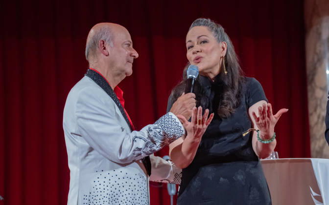 20260418 19. DAC Dancer against Cancer Ball WIEN, OESTERREICH - 18. APRIL: Musiker, Entertainer und Host des Abends Andy Lee Lang und Martial-Arts-Ikone Bruce Lees Tochter, Schauspielerin, Bruce Lee Family Companies CEO, Vorsitzende des Verwaltungsrates der Bruce Lee Foundation und Stargast des Balls Shannon Lee waehrend der Verleihung des MAYAID 2026 Awards anlaesslich des 19. DaC Dancer against Cancer Galaballs in der Wiener Hofburg am 18. April 2026 in Wien, Oesterreich. 260418_SEPA_17_104 Copyright: xIsabellexOuvrardx SEPAxMedia