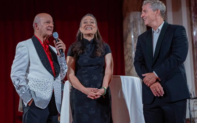20260418 19. DAC Dancer against Cancer Ball WIEN, OESTERREICH - 18. APRIL: Musiker, Entertainer und Host des Abends Andy Lee Lang, Martial-Arts-Ikone Bruce Lees Tochter, Schauspielerin, Bruce Lee Family Companies CEO, Vorsitzende des Verwaltungsrates der Bruce Lee Foundation und Stargast des Balls Shannon Lee und Fotograf Manfred Baumann waehrend der Verleihung des MAYAID 2026 Awards anlaesslich des 19. DaC Dancer against Cancer Galaballs in der Wiener Hofburg am 18. April 2026 in Wien, Oesterreich. 260418_SEPA_17_109 Copyright: xIsabellexOuvrardx SEPAxMedia
