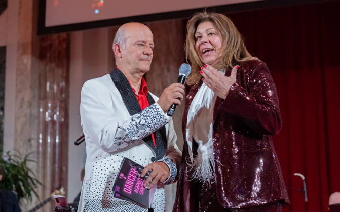 20260418 19. DAC Dancer against Cancer Ball WIEN, OESTERREICH - 18. APRIL: Musiker, Entertainer und Host des Abends Andy Lee Lang und SPOe Abgeordnete zum Wiener Landtag- und Gemeinderat und Mitglied im Gemeinderatsausschuss fuer Finanzen, Wirtschaft, Internationales, Digitales, Soziale, Gesundheit und Sport Yvonne Rychly waehrend des des 19. DaC Dancer against Cancer Galaballs in der Wiener Hofburg am 18. April 2026 in Wien, Oesterreich. 260418_SEPA_17_138 Copyright: xIsabellexOuvrardx SEPAxMedia