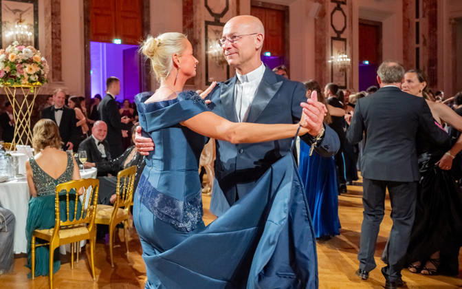 20260418 19. DAC Dancer against Cancer Ball WIEN, OESTERREICH - 18. APRIL: HYPO NOe Veranlagungsexpertin Natalie Nemec und Priester, Dechant, Domkapitular, Dompfarrer des Wiener Stephansdoms Oesterreichs Society-Pfarrer Anton -Toni- Faberwaehrend des des 19. DaC Dancer against Cancer Galaballs in der Wiener Hofburg am 18. April 2026 in Wien, Oesterreich. 260418_SEPA_17_155 Copyright: xIsabellexOuvrardx SEPAxMedia