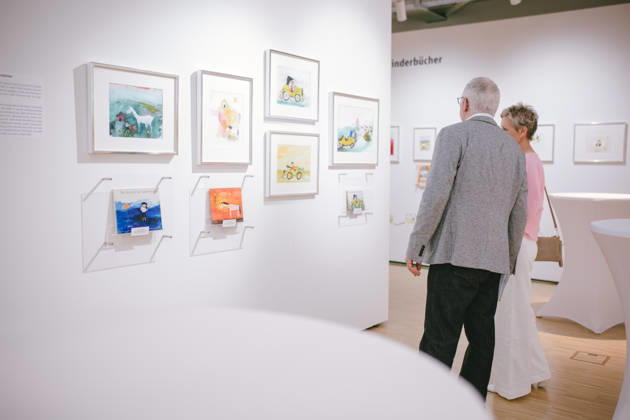 Tuebingen, NKT Charity Auktion fuer Kinder - zugunsten des Bewegt Euch e.V., 18.04.2026 Besucher schauen sich die Ausstellung im Neuen Kunstmuseum Tuebingen an