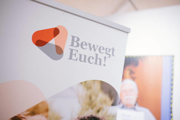 Tuebingen, NKT Charity Auktion fuer Kinder - zugunsten des Bewegt Euch e.V., 18.04.2026 Nahaufnahme Bewegt Euch Aufsteller