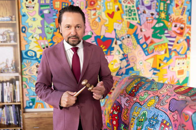 Tuebingen, NKT Charity Auktion fuer Kinder - zugunsten des Bewegt Euch e.V., 18.04.2026 Auktionator und Kunsthaendler Wolfgang Pauritsch im Neuen Kunstmuseum
