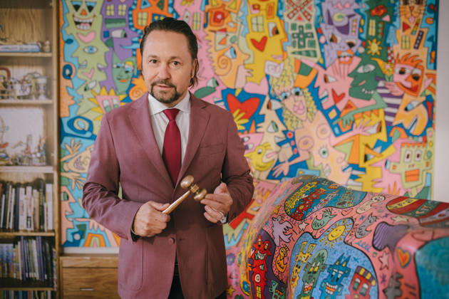 Tuebingen, NKT Charity Auktion fuer Kinder - zugunsten des Bewegt Euch e.V., 18.04.2026 Auktionator und Kunsthaendler Wolfgang Pauritsch im Neuen Kunstmuseum