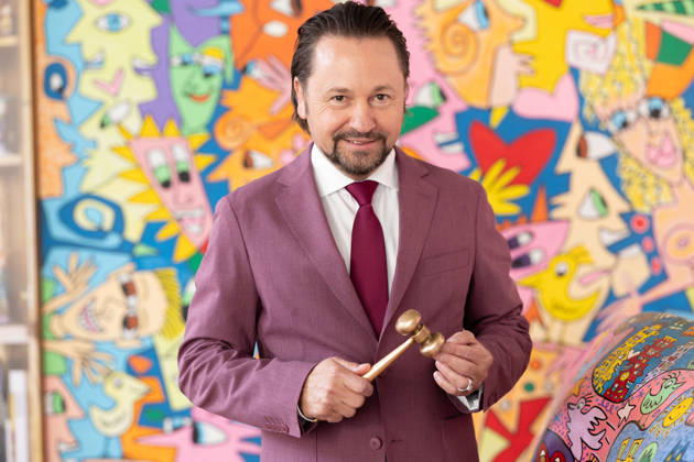 Tuebingen, NKT Charity Auktion fuer Kinder - zugunsten des Bewegt Euch e.V., 18.04.2026 Auktionator und Kunsthaendler Wolfgang Pauritsch im Neuen Kunstmuseum
