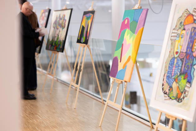 Tuebingen, NKT Charity Auktion fuer Kinder - zugunsten des Bewegt Euch e.V., 18.04.2026 Die Kunstwerke kurz vor der Versteigerung