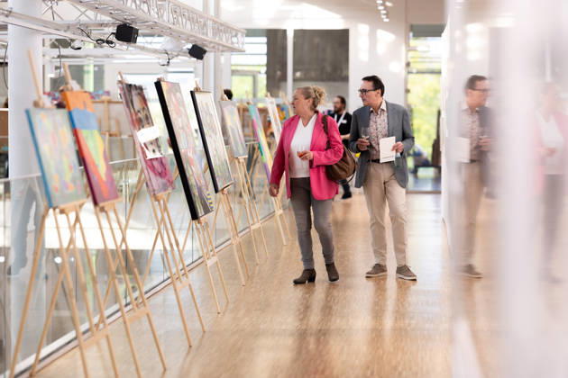 Tuebingen, NKT Charity Auktion fuer Kinder - zugunsten des Bewegt Euch e.V., 18.04.2026 Die Kunstwerke kurz vor der Versteigerung