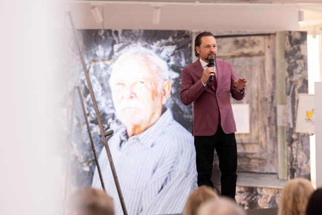 Tuebingen, NKT Charity Auktion fuer Kinder - zugunsten des Bewegt Euch e.V., 18.04.2026 Auktionator und Kunsthaendler Wolfgang Pauritsch bei der Versteigerung im Neuen Kunstmuseum