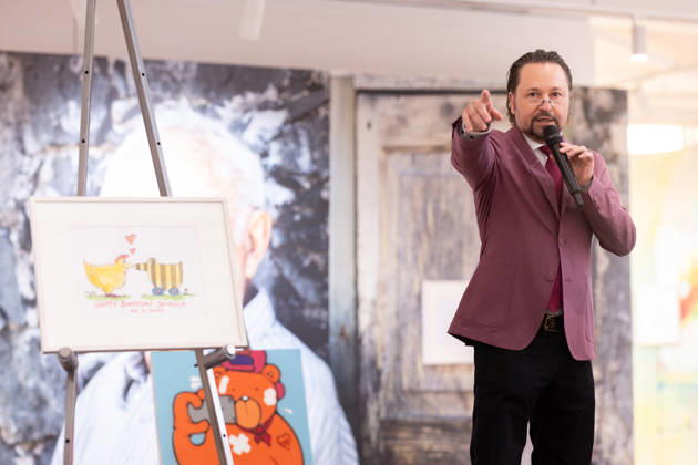 Tuebingen, NKT Charity Auktion fuer Kinder - zugunsten des Bewegt Euch e.V., 18.04.2026 Auktionator und Kunsthaendler Wolfgang Pauritsch bei der Versteigerung eines Janosch Gemaeldes im Neuen Kunstmuseum