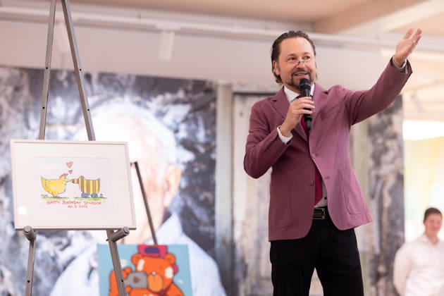 Tuebingen, NKT Charity Auktion fuer Kinder - zugunsten des Bewegt Euch e.V., 18.04.2026 Auktionator und Kunsthaendler Wolfgang Pauritsch bei der Versteigerung eines Janosch Gemaeldes im Neuen Kunstmuseum