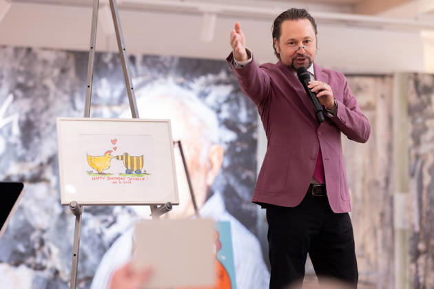 Tuebingen, NKT Charity Auktion fuer Kinder - zugunsten des Bewegt Euch e.V., 18.04.2026 Auktionator und Kunsthaendler Wolfgang Pauritsch bei der Versteigerung eines Janosch Gemaeldes im Neuen Kunstmuseum