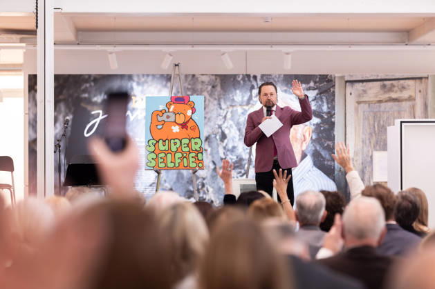 Tuebingen, NKT Charity Auktion fuer Kinder - zugunsten des Bewegt Euch e.V., 18.04.2026 Auktionator und Kunsthaendler Wolfgang Pauritsch bei der Versteigerung im Neuen Kunstmuseum