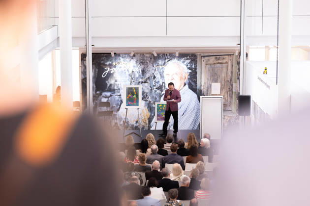 Tuebingen, NKT Charity Auktion fuer Kinder - zugunsten des Bewegt Euch e.V., 18.04.2026 Auktionator und Kunsthaendler Wolfgang Pauritsch bei der Versteigerung im Neuen Kunstmuseum