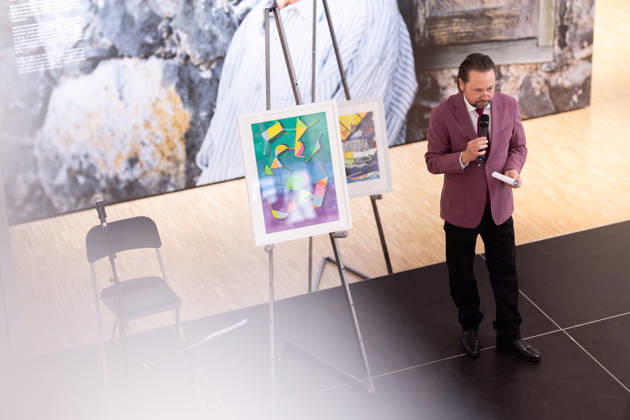 Tuebingen, NKT Charity Auktion fuer Kinder - zugunsten des Bewegt Euch e.V., 18.04.2026 Auktionator und Kunsthaendler Wolfgang Pauritsch bei der Versteigerung im Neuen Kunstmuseum