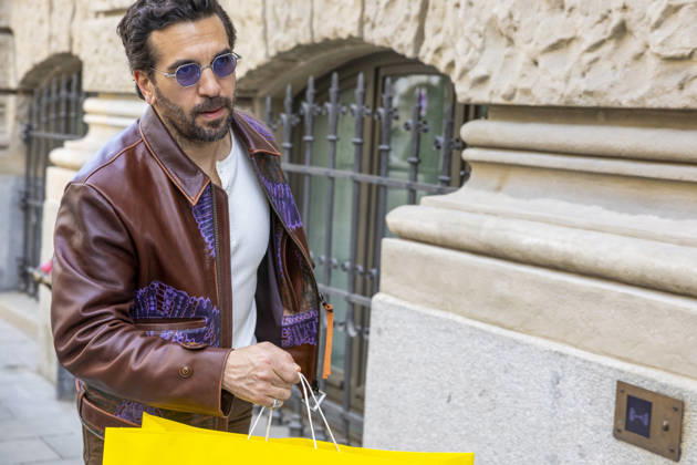 Schauspieler Elyas M Barek kommt mit einer Lego Einkaufstasche aus Papier vom Einkaufen zurück ins Hotel Rosewood Munich in München Datum: 16.04.2026