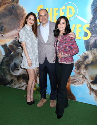 The Sheep Detectives New York Premiere Molly Gordon, Craig Mazin and Julia Louis-Dreyfus attending The Sheep Detectives New York Premiere held at Jazz at Lincoln Center on April 19, 2026 in New York City, NY New York City Jazz at Lincoln Center NY USA Copyright: xStevenxBergman AFF-USA.COMx