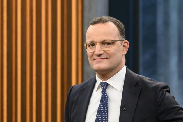 im Bild v.l.: Jens Spahn, Vorsitzender der CDU CSU-Fraktion, GER, Berlin, Studio, zu Gast bei - Caren Miosga, Polittalk, TV, Format, mit Moderatorin, Das Erste, aus Adlershof - am Studio 20, Thema: Hohe Preise, wenig Zuversicht wie findet Deutschland aus der Krise? 19.04.2026 Copyright: HMBxMedia UwexKoch