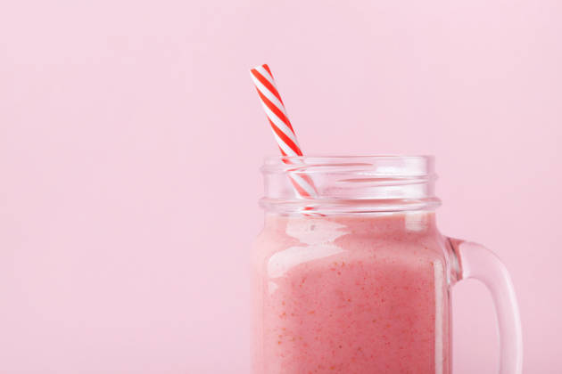 Frischer Erdbeer-Smoothie oder -Milchshake in einem Einmachglas vor einem pastellrosa Hintergrund. Gesunde Ernährung zum Frühstück und als Snack. Fresh strawberry smoothie or milkshake in mason jar on pink pastel background. Healthy food for breakfast and snack. (License=RF) Copyright: xZoonar.com Photographer:JuliaxSudnitskayax 24858549
