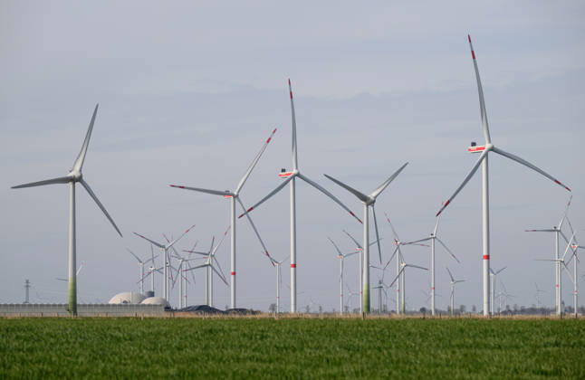 Windenergie Zahlreiche Windkraftanlagen drehen sich bei Heide in Schleswig-Holstein Heide Schleswig-Holstein Deutschland