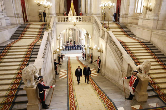 Spain s King Felipe VI (C-R) greets new President of Portugal, Antonio Jose Seguro (C-L), upon his arrival at the Royal Palace shortly before they hold a meeting at a luncheon in Madrid, Spain, 20 April 2026. Seguro is on an official visit in Spain. New President of Portugal, Antonio Jose Seguro, visits Spain !ACHTUNG: NUR REDAKTIONELLE NUTZUNG!  Copyright: xChemaxMoyax GRAF5465 20260420-55020041660_1