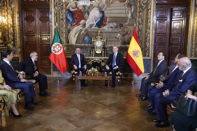 Spain s King Felipe VI (C-R) and new President of Portugal, Antonio Jose Seguro (C-L), hold a meeting at the Royal Palace in Madrid, Spain, 20 April 2026. Seguro is on an official visit in Spain. New President of Portugal, Antonio Jose Seguro, visits Spain !ACHTUNG: NUR REDAKTIONELLE NUTZUNG!  Copyright: xChemaxMoyax GRAF5517 20260420-55020041697_1