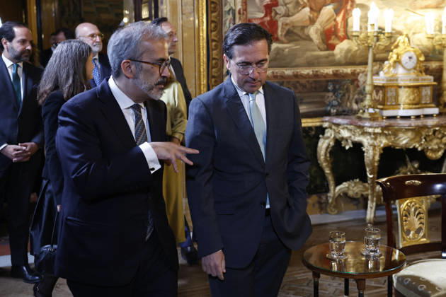 Spain s Foreign Affairs Minister, Jose Manuel Albarres (R), chats with his Portuguese counterpart, Paulo Rangel (L), in the framework of the meeting between Spain s King Felipe VI (unsen ) and new President of Portugal, Antonio Jose Seguro (unseen), at the Royal Palace, in Madrid, Spain, 20 April 2026. Seguro is on an official visit in Spain. New President of Portugal, Antonio Jose Seguro, visits Spain !ACHTUNG: NUR REDAKTIONELLE NUTZUNG! Copyright: xChemaxMoyax GRAF5518 20260420-55020041743_1