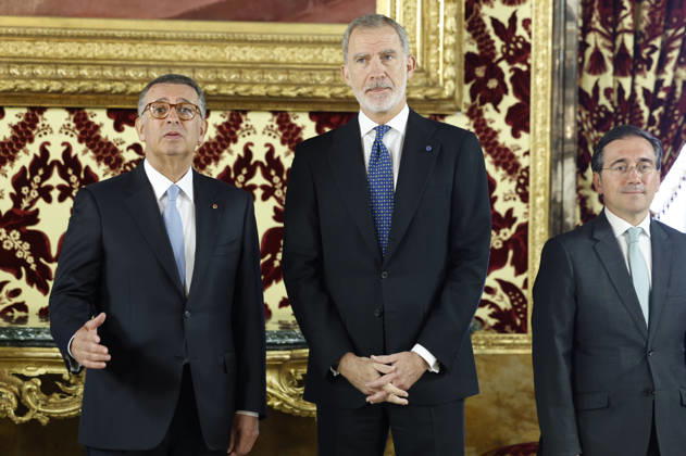 Spain s King Felipe VI (C) chats with new President of Portugal, Antonio Jose Seguro (L), next to Spanish Foreign Affairs Minister, Jose Manuel Albares (R), in the framework of their meeting in Madrid, Spain, 20 April 2026. Seguro is on an official visit in Spain. New President of Portugal, Antonio Jose Seguro, visits Spain !ACHTUNG: NUR REDAKTIONELLE NUTZUNG!  Copyright: xChemaxMoyax GRAF5521 20260420-55020041776_1
