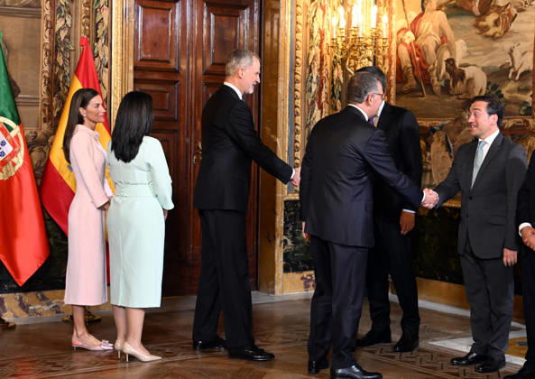 The King and Queen receive the President of the Portuguese Republic, António José Seguro, and the First Lady, Margarida Maldonado Queen Letizia, the First Lady, Margarida Maldonado, King Felipe VI, the President of the Portuguese Republic, António José Seguro, the President of the Government, Pedro Sánchez, and the Minister of Foreign Affairs, José Manuel Albares, during the audience offered at the Royal Palace, April 20, 2026, in Madrid Spain FAMOUS PRESIDENT KINGS AUDIENCE José Madrid Madrid Madrid Spain Copyright: xJosà xOlivax 7454981