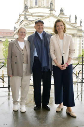 Sabine Schiller, Mario Hempel und Jacqueline Zich beim Fototermin zum Classic Open Air 2026 auf dem Gendarmenmarkt. Berlin, 20.04.2026