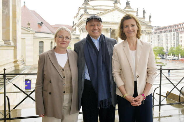 Sabine Schiller, Mario Hempel und Jacqueline Zich beim Fototermin zum Classic Open Air 2026 auf dem Gendarmenmarkt. Berlin, 20.04.2026