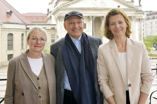 Sabine Schiller, Mario Hempel und Jacqueline Zich beim Fototermin zum Classic Open Air 2026 auf dem Gendarmenmarkt. Berlin, 20.04.2026