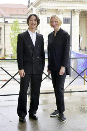 Hayato Sumino und Joana Mallwitz beim Fototermin zum Classic Open Air 2026 auf dem Gendarmenmarkt. Berlin, 20.04.2026